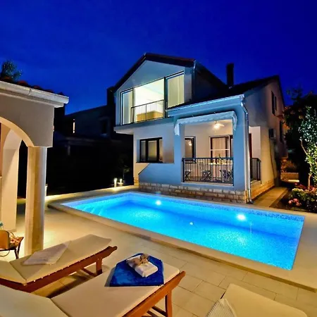Villa Villa Antea With Pool & Jacuzzi
